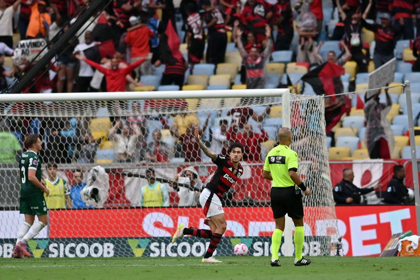 Pedro festeja um dos golos do Flamengo - FOTO: Celso Pupo/Fotoarena