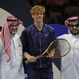 Jannik Sinner ganhou raquete de ouro após conquista do Six Kings Slam, na Arábia