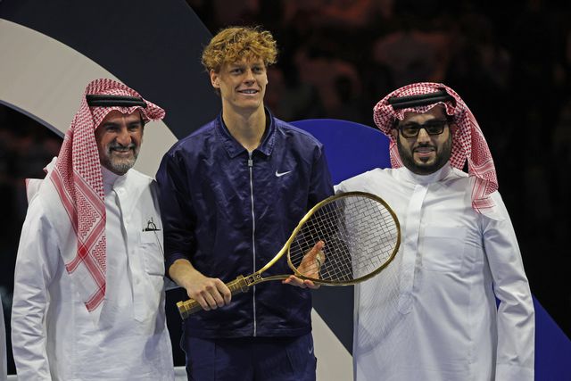 Jannik Sinner ganhou raquete de ouro após conquista do Six Kings Slam, na Arábia