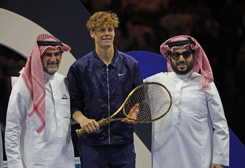 Jannik Sinner ganhou raquete de ouro após conquista do Six Kings Slam, na Arábia
