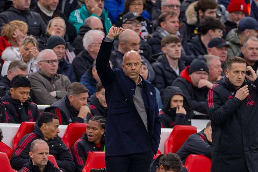 Arne Slot lamento os erros defensivos do Liverpool - FOTO: David Rawcliffe/IMAGO