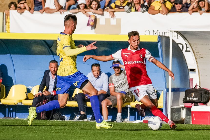 Camisola 21 apareceu no meio do 'nevoeiro' e arsenalistas seguem na prova rainha - Foto: Nuno Pinto Fernandes/LUSA