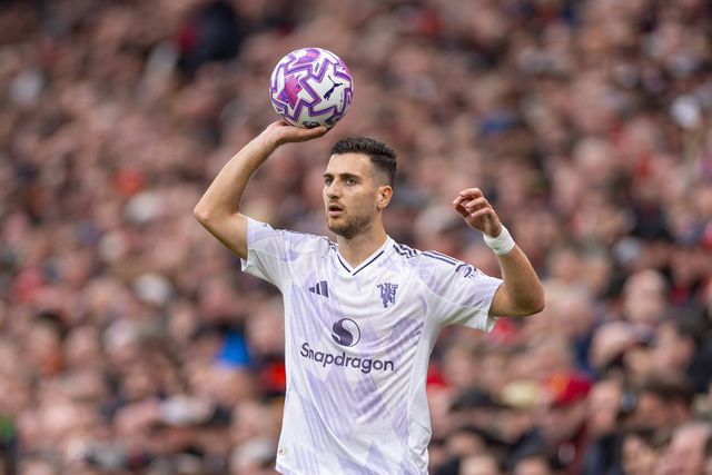 Diogo Dalot foi titular na ala esquerda do Manchester United em Liverpool