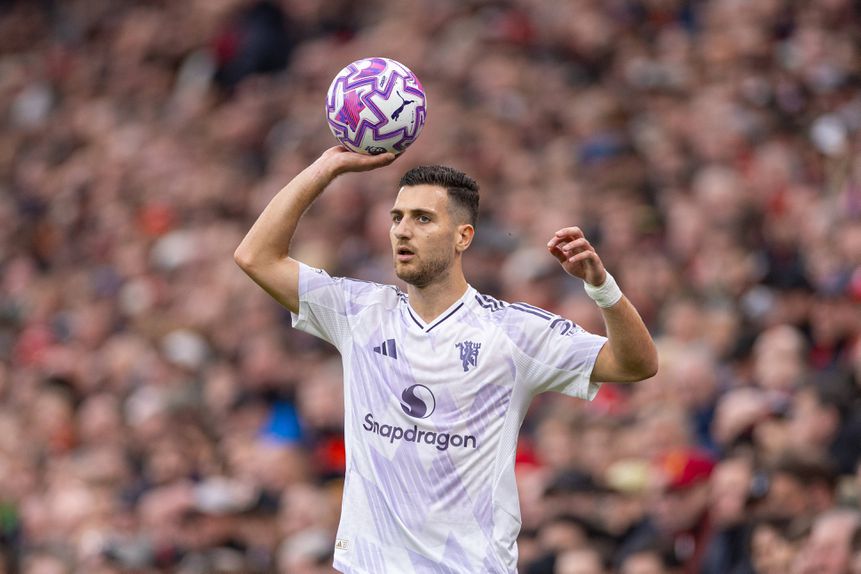 Diogo Dalot foi titular na ala esquerda do Manchester United em Liverpool