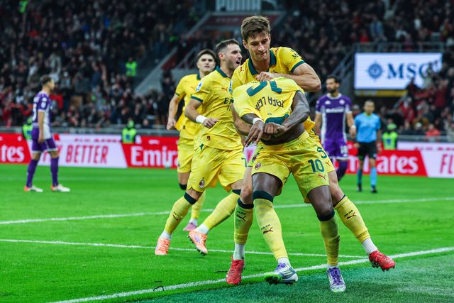 Rafael Leão tentou tirar a camisola nos festejos do bis em Milão