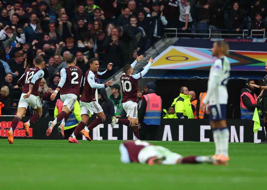Buendia festeja golo pelo Aston Villa