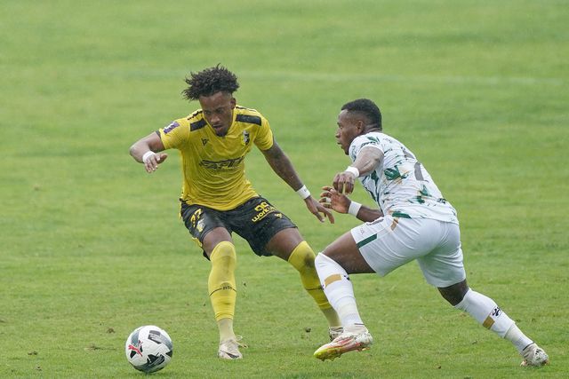 Lance entre Carlos Daniel e Teguia, com o jogador a Fafe a ser um dos que mais chegou à baliza dos cónegos