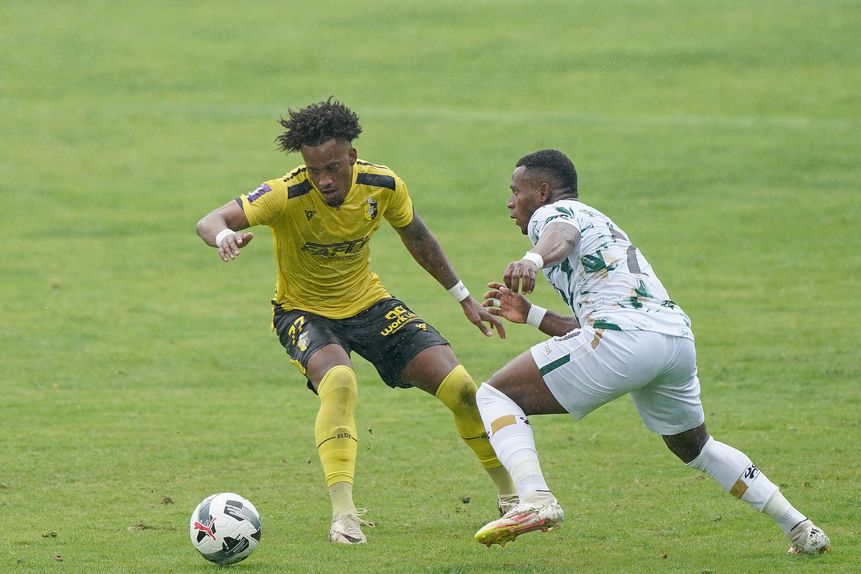 Lance entre Carlos Daniel e Teguia, com o jogador a Fafe a ser um dos que mais chegou à baliza dos cónegos