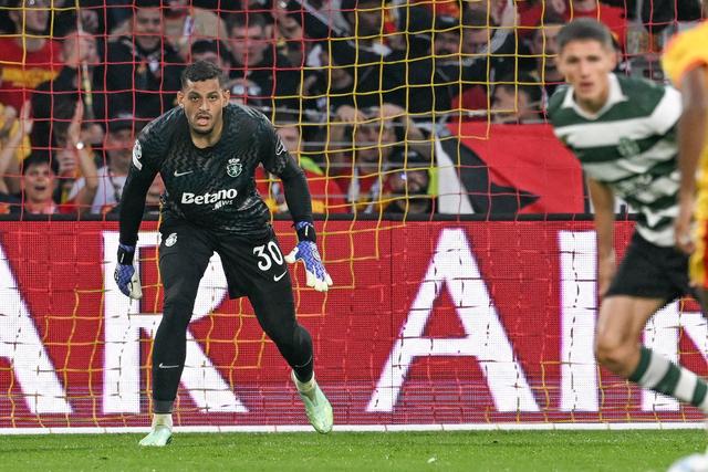 Kaique estreou-se de leão ao peito na vitória, por 2-0, em casa do Lens, na Liga dos Campeões