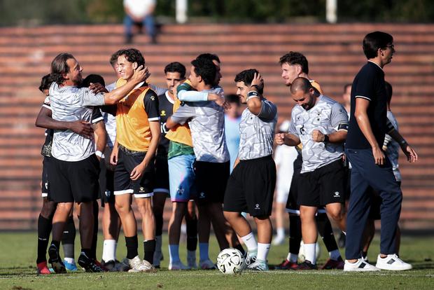 Pedro Hipólito festeja com jogadores - Foto: MANUEL FERNANDO ARAÚJO/LUSA