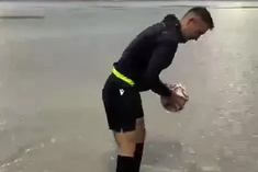 Se calhar, não vai dar para jogar: árbitro reage com humor...