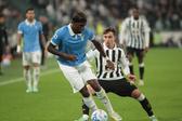 Nuno Tavares, lateral-esquerdo luso da Lazio, em disputa com Francisco Conceição - Foto: IMAGO