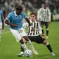 Nuno Tavares, lateral-esquerdo luso da Lazio, em disputa com Francisco Conceição - Foto: IMAGO