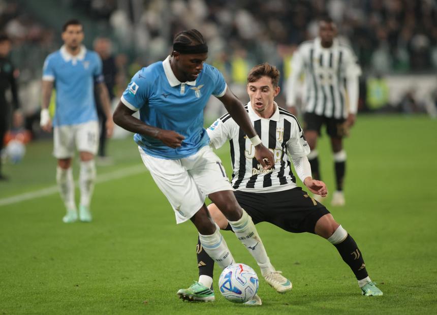Nuno Tavares, lateral-esquerdo luso da Lazio, em disputa com Francisco Conceição - Foto: IMAGO