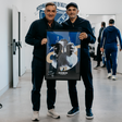 Agostinho Bento ofereceu um quadro a Carlos Carvalhal, após o jogo entre o Paredes e o Famalicão — Foto: Paredes