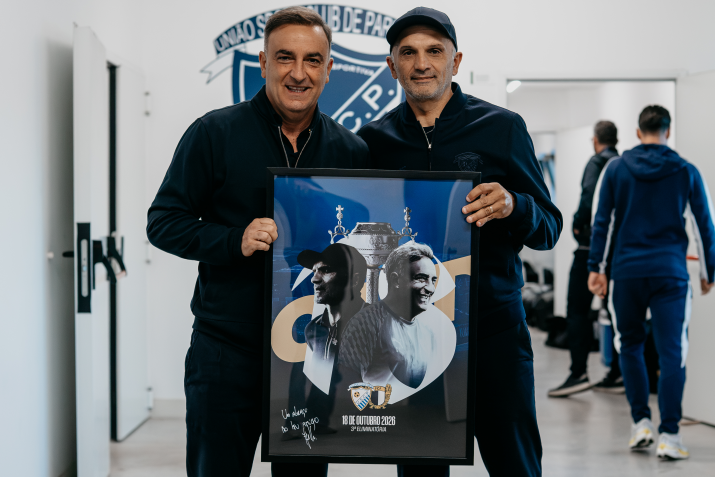Agostinho Bento ofereceu um quadro a Carlos Carvalhal, após o jogo entre o Paredes e o Famalicão — Foto: Paredes