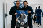 Agostinho Bento ofereceu um quadro a Carlos Carvalhal, após o jogo entre o Paredes e o Famalicão — Foto: Paredes