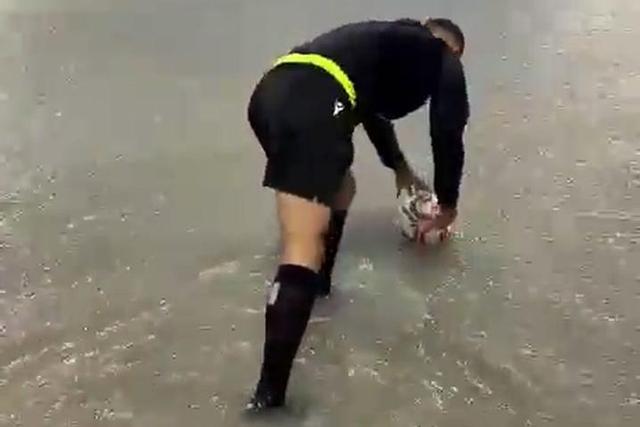 Se calhar, não vai dar para jogar: a reação imperdível de um árbitro...