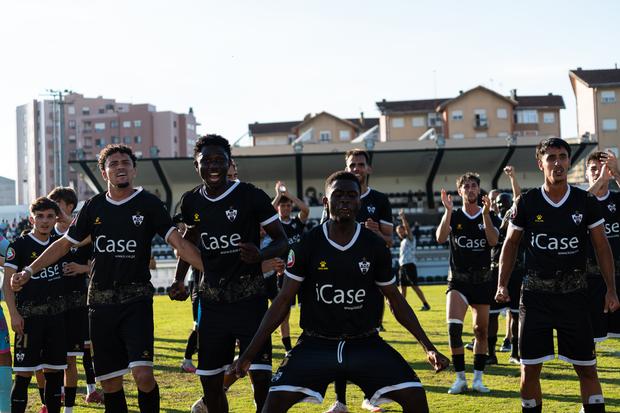 Festejos da Sanjoanense após golo marcado por Dabo diante do Nacional - Foto: Sanjoanense