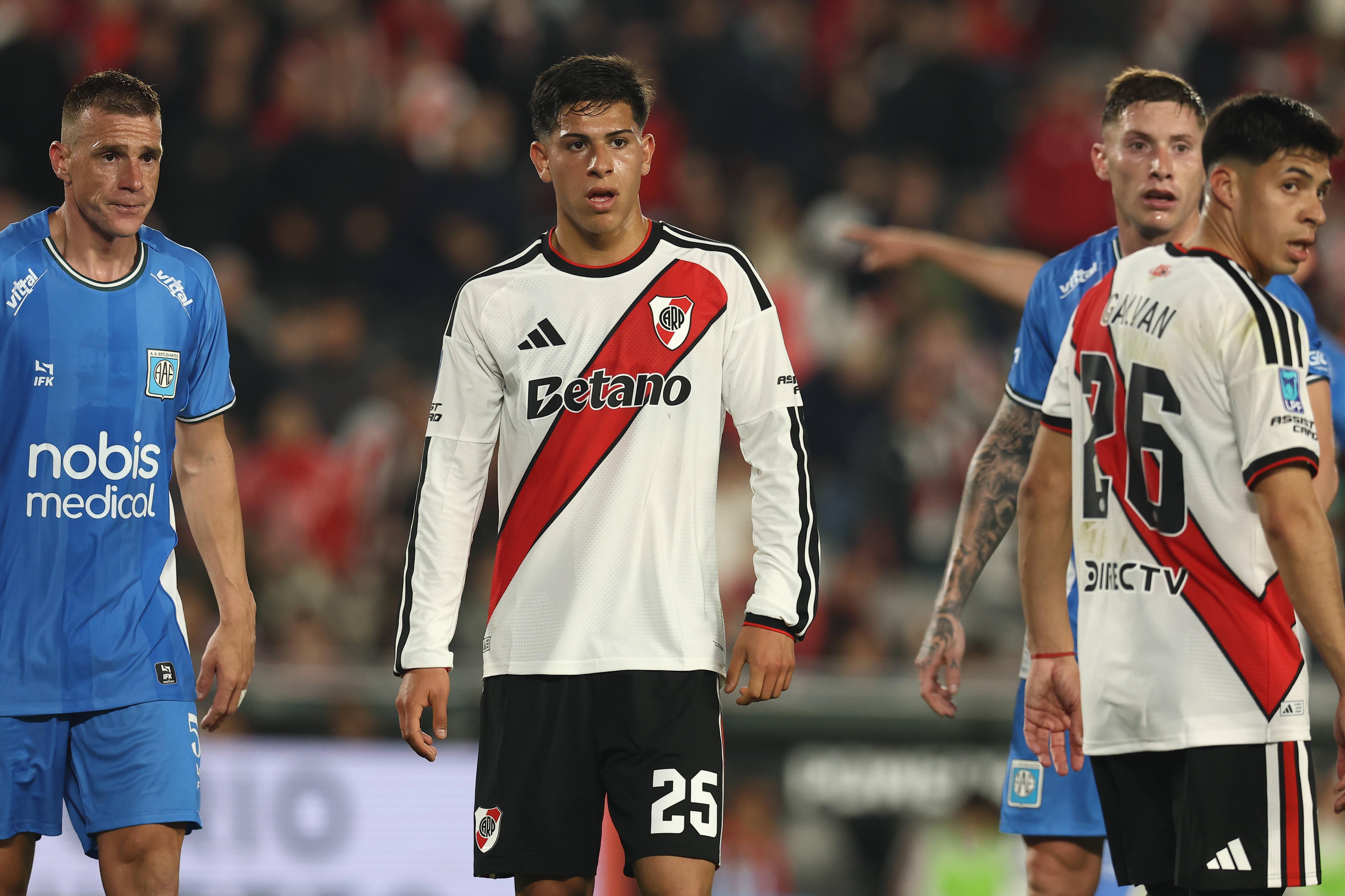 Lautaro Pereyra (ao centro), médio do River Plate (foto: Imago)
