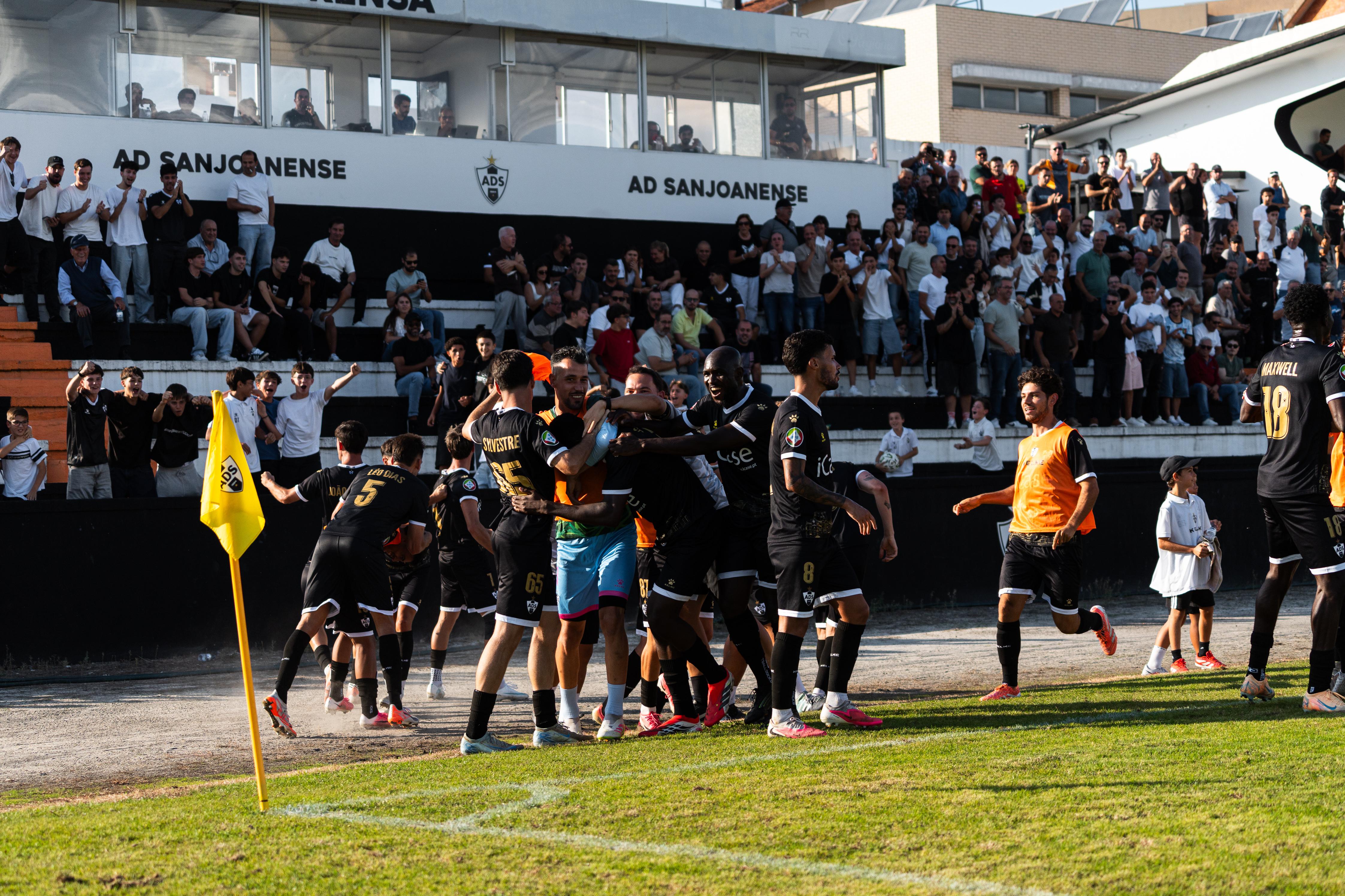 Festa rija da Sanjoanense após golo marcado ao Nacional - Foto: Sanjoanense