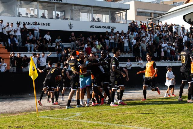 Festa rija da Sanjoanense após golo marcado ao Nacional - Foto: Sanjoanense