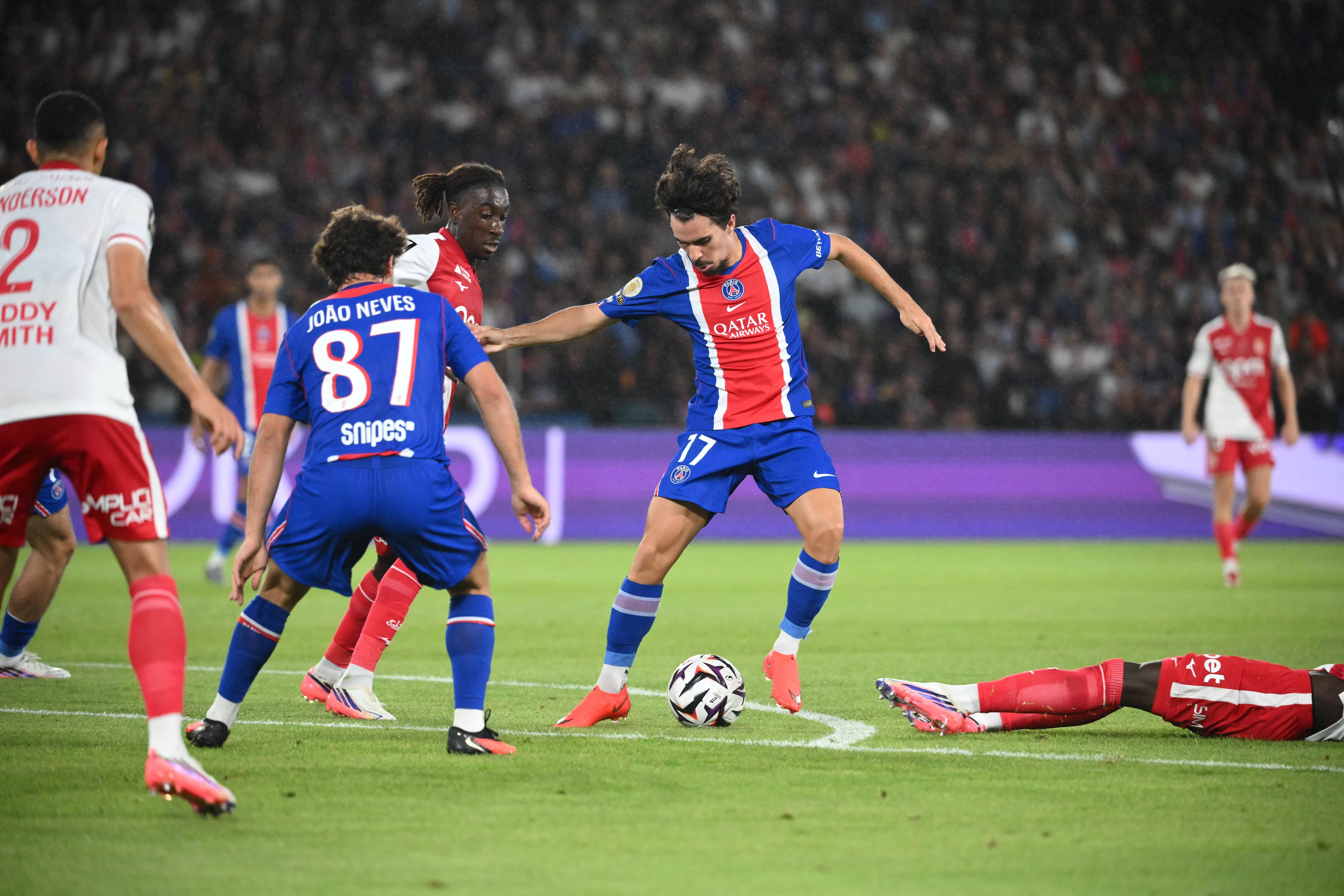 Vitinha em ação pelo PSG com João Neves por perto