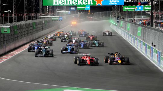 Verstappen vence em Las Vegas, Leclerc bate Pérez na última curva