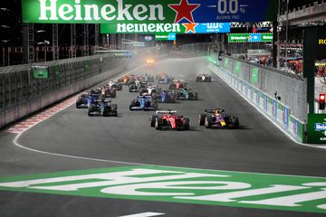 Verstappen vence em Las Vegas, Leclerc bate Pérez na última curva