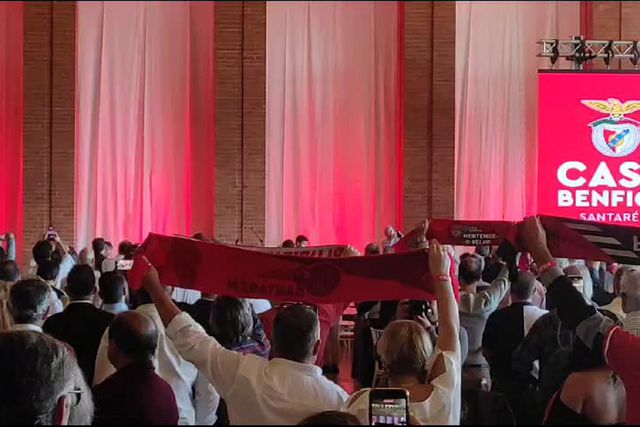 O hino do Benfica cantado a plenos pulmões em Santarém