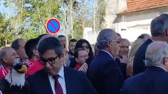 Centenas de adeptos recebem Rui Costa à chegada à Câmara de Santarém