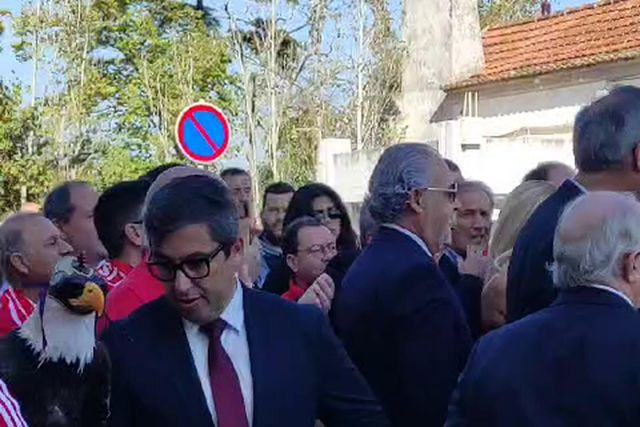 Centenas de adeptos recebem Rui Costa à chegada à Câmara de Santarém