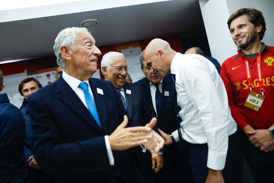 Marcelo Rebelo de Sousa e António Costa desceram ao balneário da Seleção (fotos)