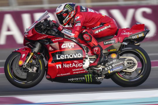 Bagnaia é 2.º no Catar e volta a afastar-se de Jorge Martín a uma corrida do fim