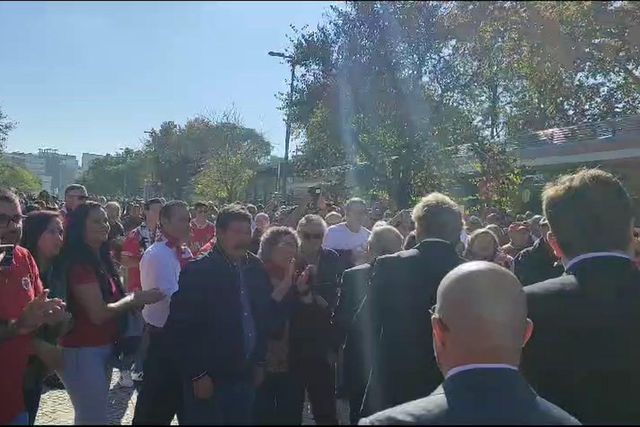 Mais um banho de multidão na chegada de Rui Costa à Casa de Santarém