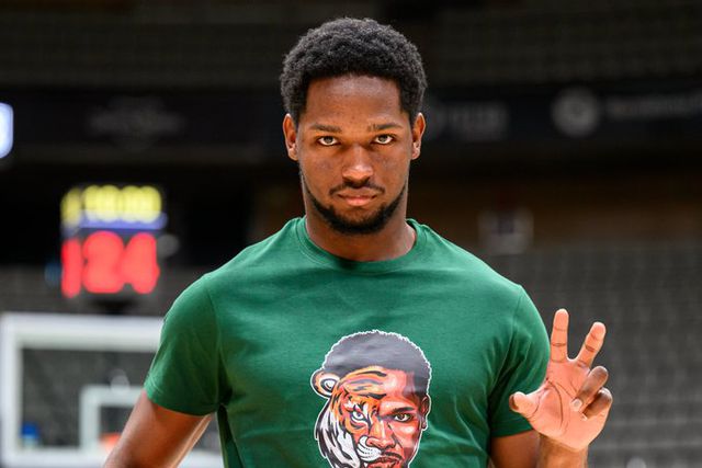 Vídeo: ganha o jogo com lançamento no último segundo... antes do meio-campo