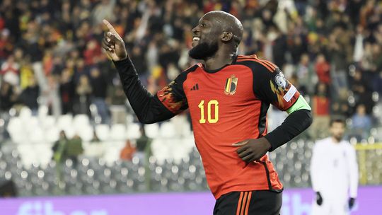 Romelu Lukaku faz 'poker' na primeira parte e foge a Ronaldo