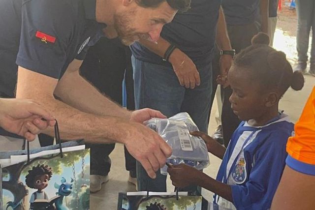 Dezenas de crianças em festa com visita do presidente do FC Porto