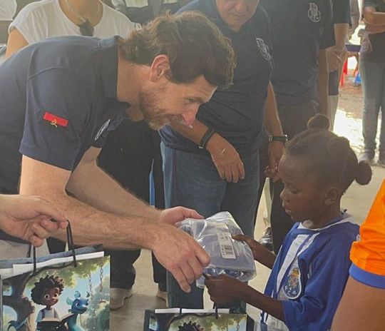 Dezenas de crianças em festa com visita do presidente do FC Porto