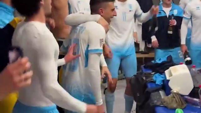 A festa dos jogadores de San Marino no balneário (vídeo)