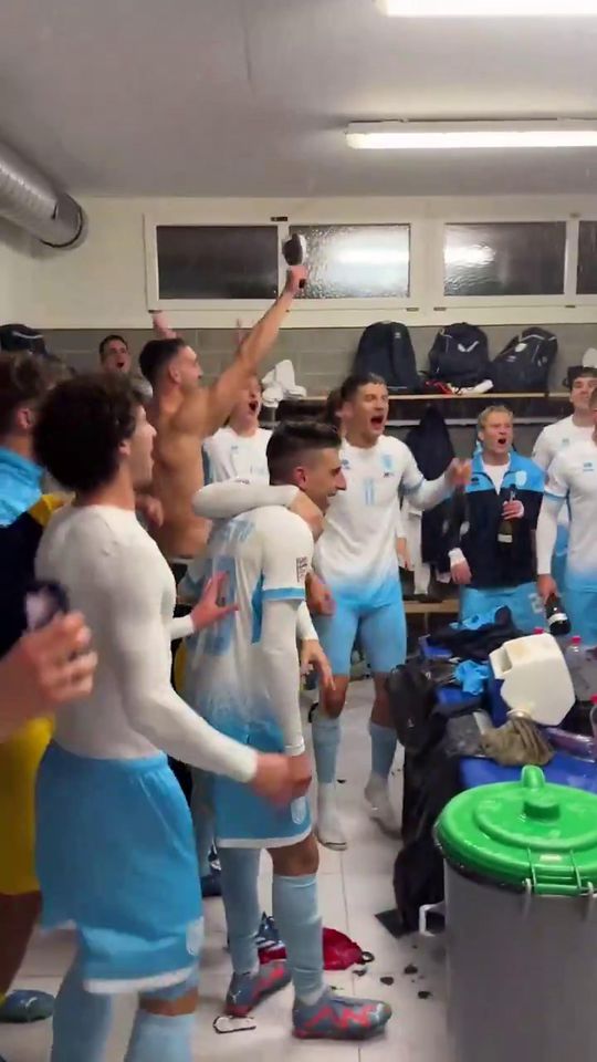 A festa dos jogadores de San Marino no balneário (vídeo)