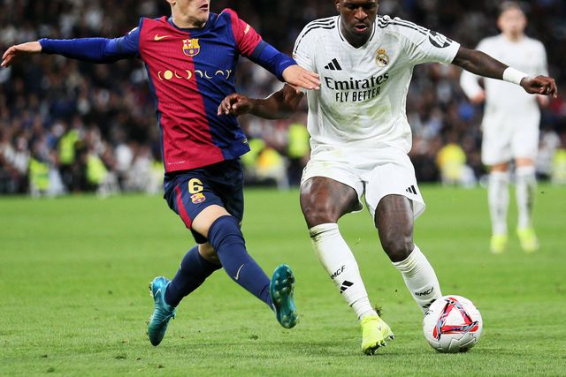 Gavi discute a bola com Vinícius Júnior