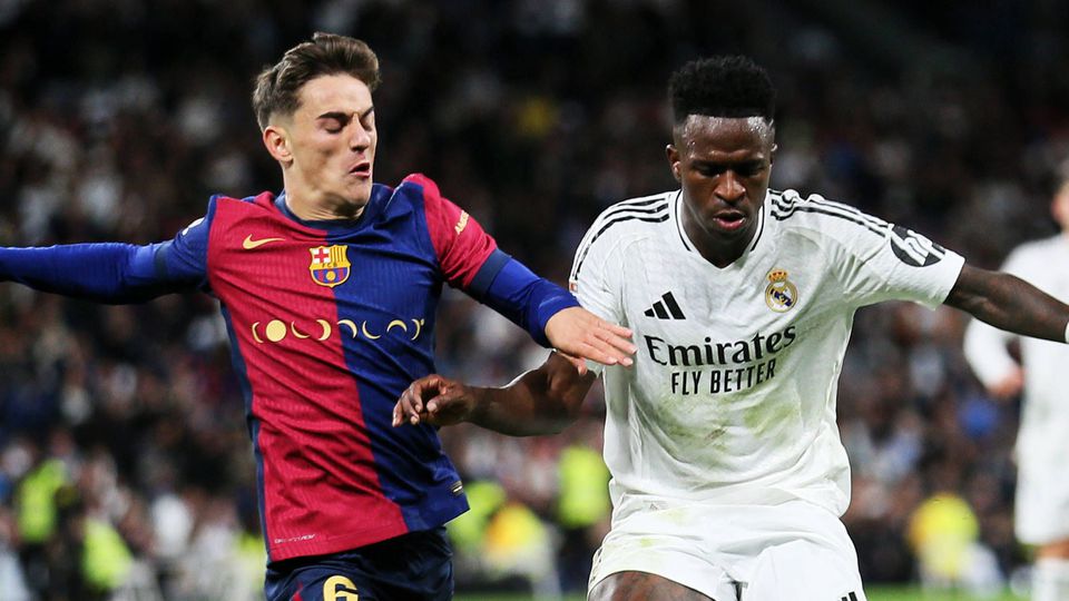 Gavi discute a bola com Vinícius Júnior