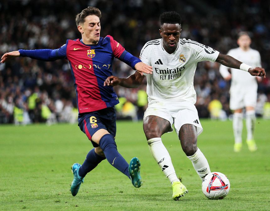 Gavi discute a bola com Vinícius Júnior