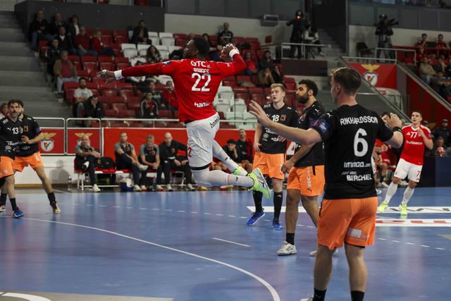 Benfica soma a quinta vitória e apura-se na Liga Europeia