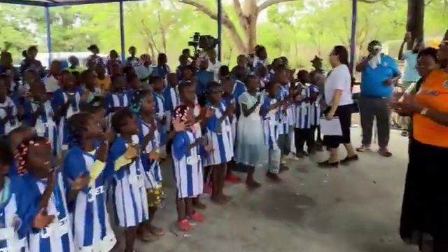 Cânticos na receção a Villas-Boas em Luanda