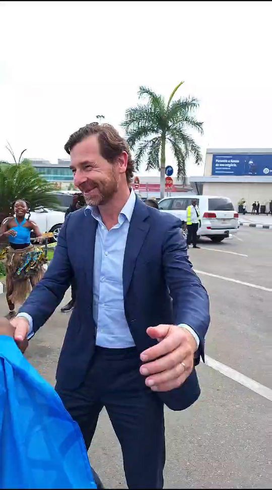 FC Porto: Villas-Boas recebido em festa em Angola