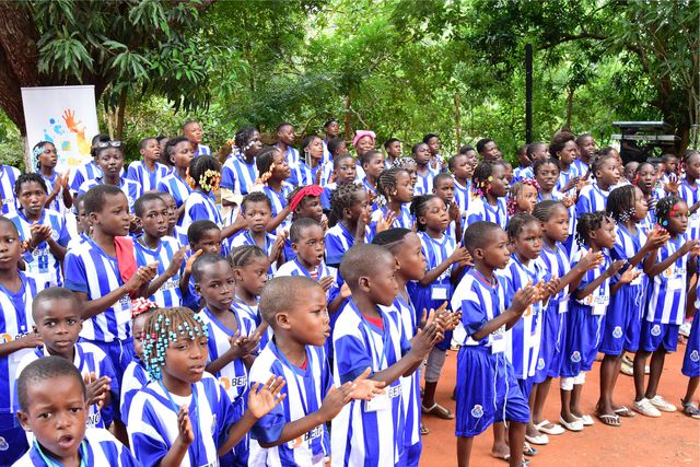 Hino do FC Porto cantado pelas crianças da Missão de Calomboloca