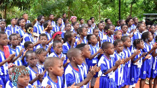 Hino do FC Porto cantado pelas crianças da Missão de Calomboloca