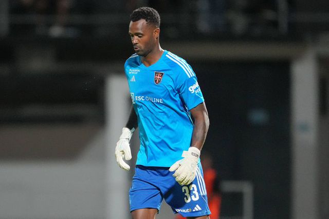 Ricardo Batista controla a bola em jogo do Casa Pia pela Liga de futebol. Foto: Pedro Loureiro/Avant Sports